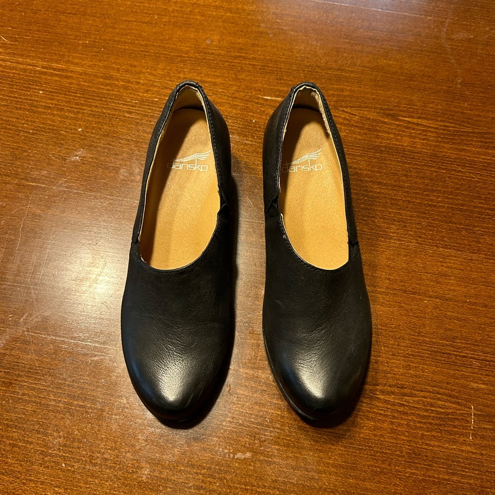 Dansko size 38 black heeled loafer/pumps